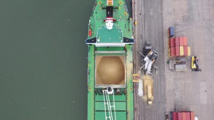 在国际港口装载谷物的货船的俯视图。