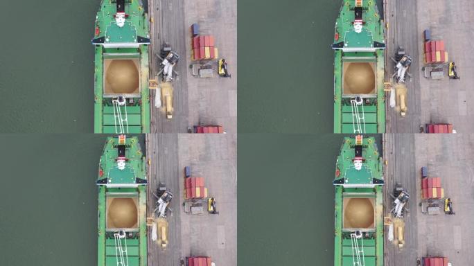 在国际港口装载谷物的货船的俯视图。