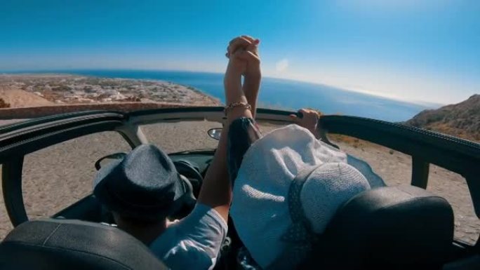 希腊圣托里尼岛，公路旅行度假夫妇在夏季旅行假期驾驶敞篷车