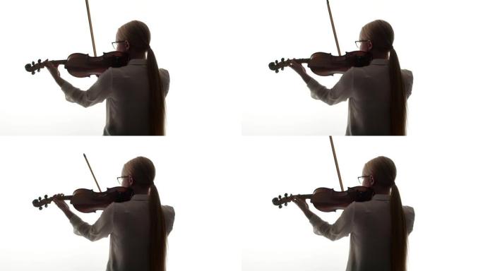 女表演者握着小提琴，用琴弦上的弓演奏古典音乐，背站在白色背景上