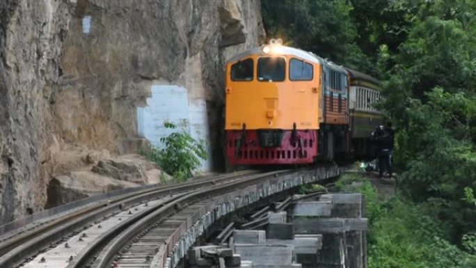 火车在泰国北碧府的地狱火山口车站的轨道上行驶