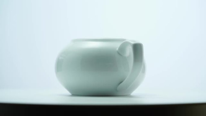 白色背景上的白色茶壶
