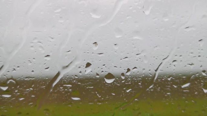 雨水打滑并润湿车窗