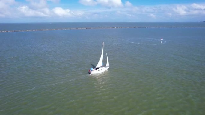 帆船在科珀斯克里斯蒂湾享受阳光