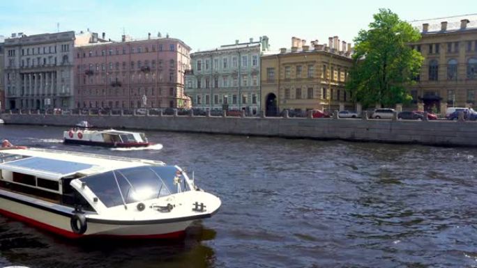 4k视频。运河船游，一个受欢迎的旅游景点。圣彼得堡，俄罗斯-2021年6月05日