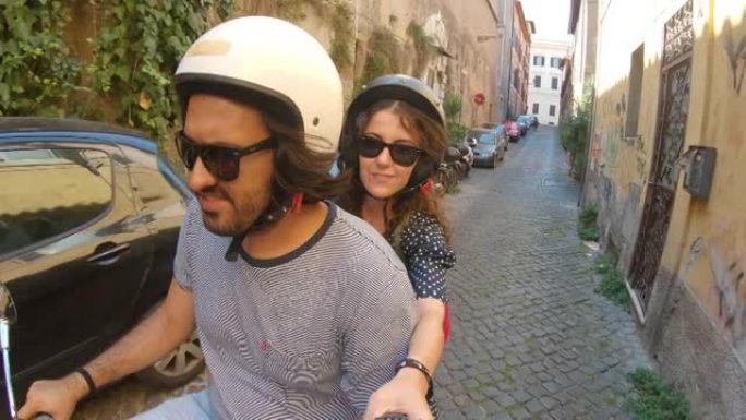 年轻夫妇在意大利罗马骑红色摩托车时录制视频