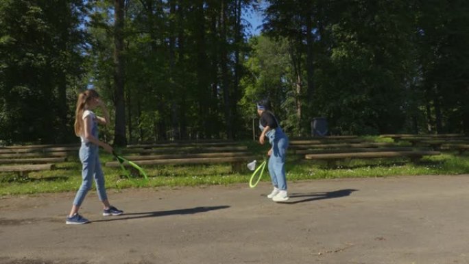 母女在公园打羽毛球