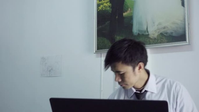 穿着正式制服的商人在笔记本电脑和自然采光的视频会议上坐在家里