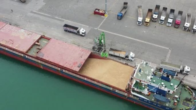 在国际港口卸载的货船的鸟瞰图。
