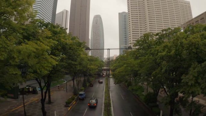 在下雨天，俯瞰城市街道