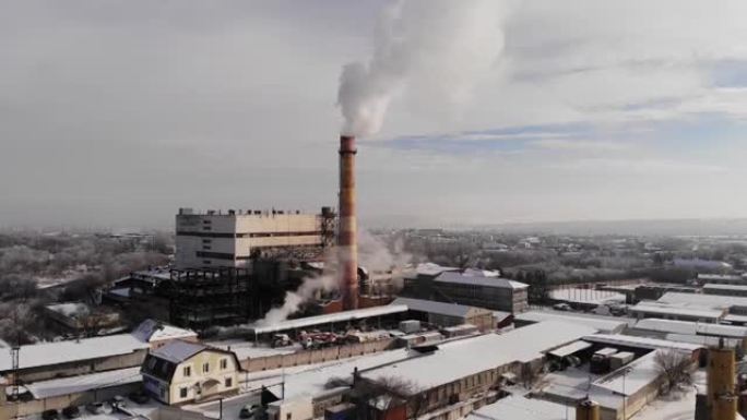 有白色烟雾的烟斗。城市燃气锅炉房的管道在冬天的天空中冒着白烟。空中特写视图