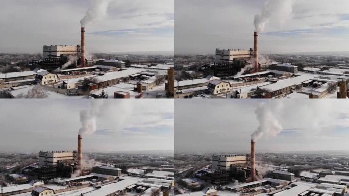 有白色烟雾的烟斗。城市燃气锅炉房的管道在冬天的天空中冒着白烟。空中特写视图