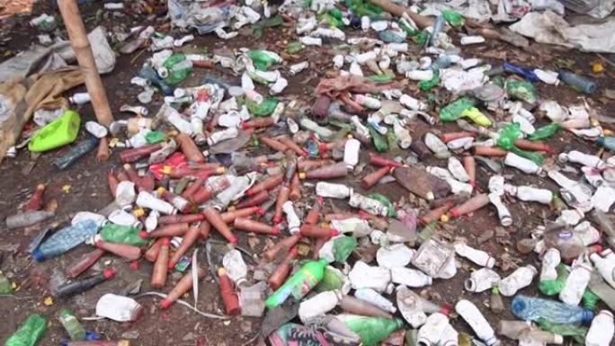 来自雅加达人民的数百万个塑料瓶被倾倒在印度尼西亚Bekasi的Bantar Gebang垃圾场
