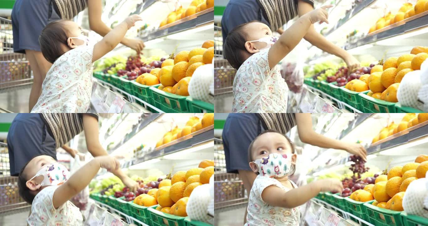 超市里带口罩的亚洲婴儿