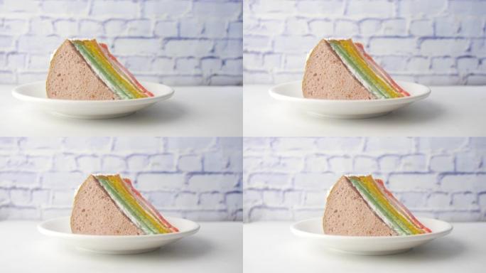 彩虹色设计奶油蛋糕上盘