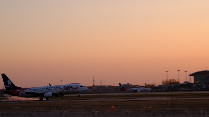 山东航空 飞机降落 飞机滑行 机场