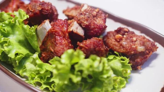 美味可口的油炸猪肉排骨配大蒜和胡椒，泰国菜