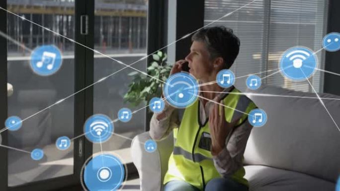 使用智能手机的女性工程师与图标连接网络的动画