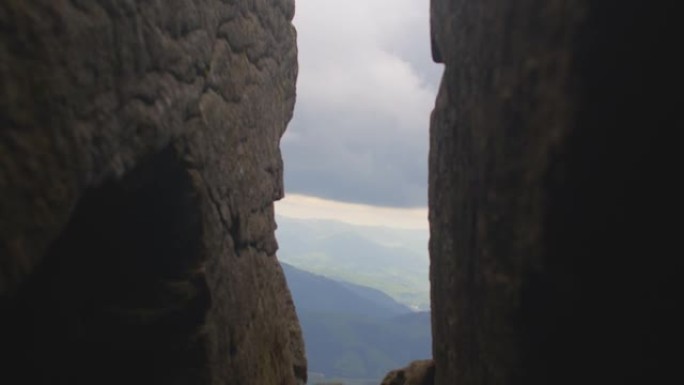 山断层中的摄像机运动。透过石头洞看山。