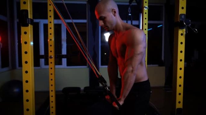 肌肉发达的男性健美运动员在肱三头肌上进行重物训练