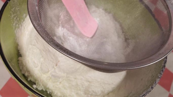 厨房秤称面粉筛入蛋糕胡烘焙做蛋糕 (5)