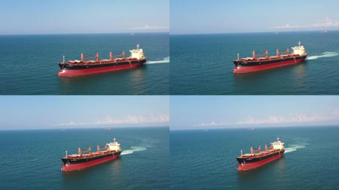 在途货船的鸟瞰图。