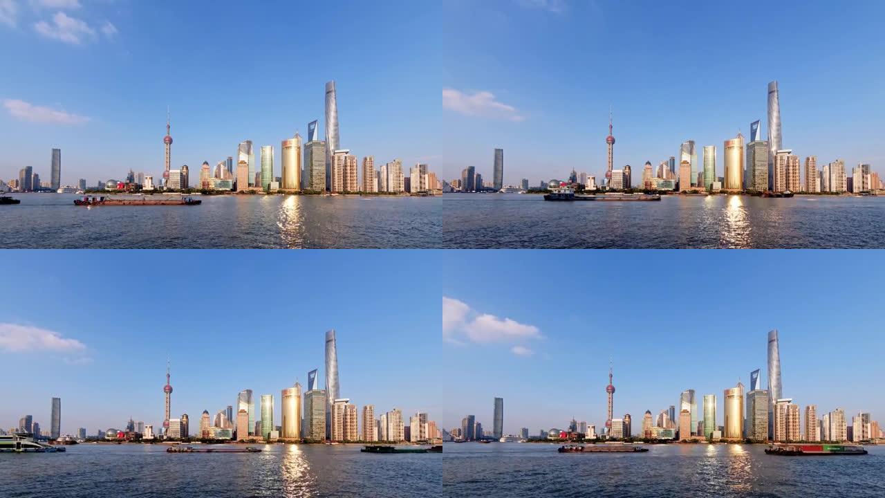 从外滩观看的上海天际线，具有蓝天背景的摩天大楼和地标，在黄浦江上航行的船只，延时4k镜头。