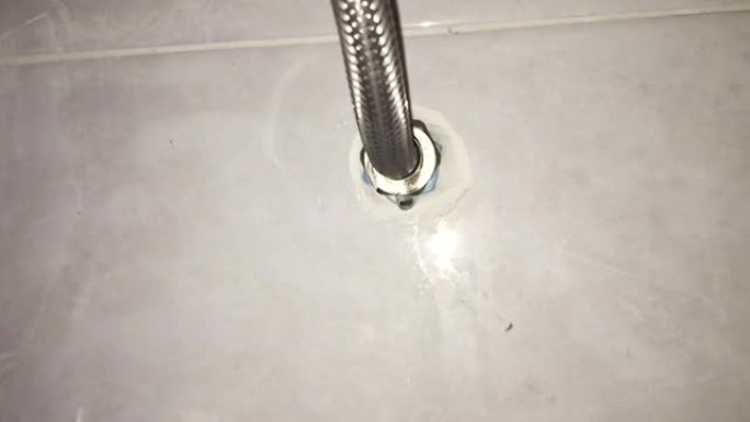 房屋浴室漏水的水龙头软管损坏