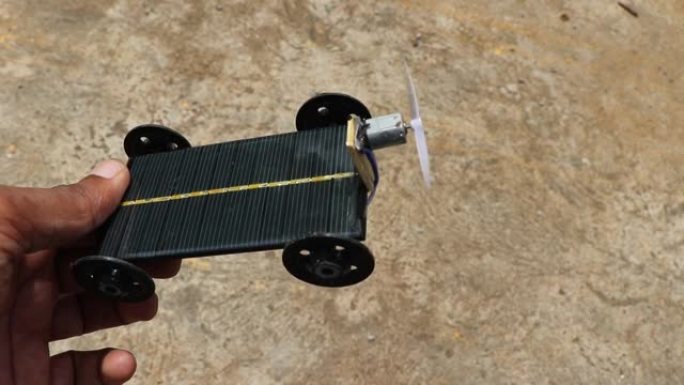 太阳能空气动力汽车的小型工作模型。带有强大电动机和螺旋桨的太阳能汽车模型在太阳能量上运行
