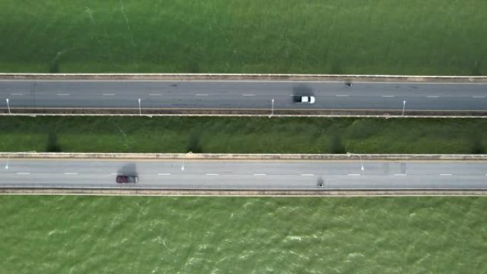 河上桥上汽车交通的俯视图，无人机拍摄。
