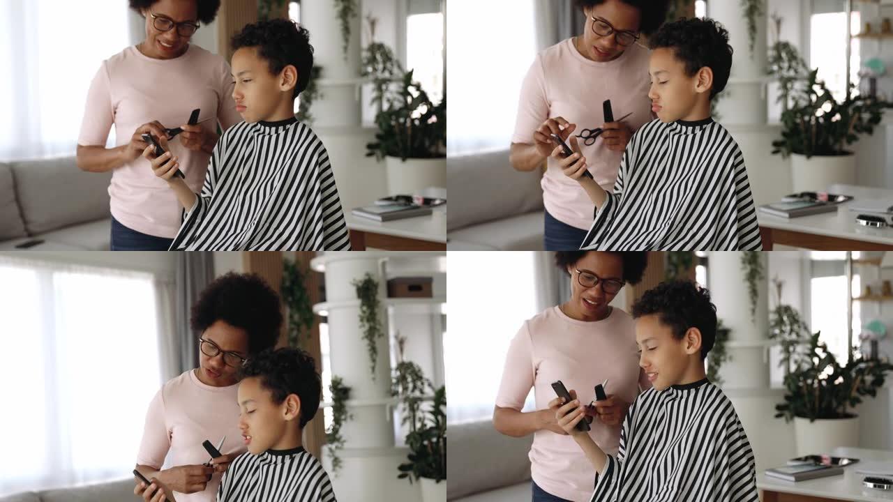 儿子向母亲展示他想在手机上剪什么发型