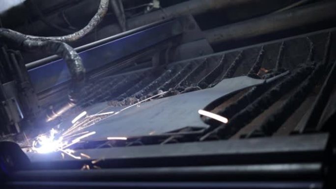在车间切割金属板。重工业中的现代工具。钢零件的高精度制造。室内过程自动化。铁制品的自动工作。特写电脑