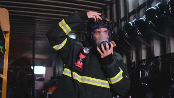 消防员或消防员戴着防烟面具，但他有无法完成该过程的问题