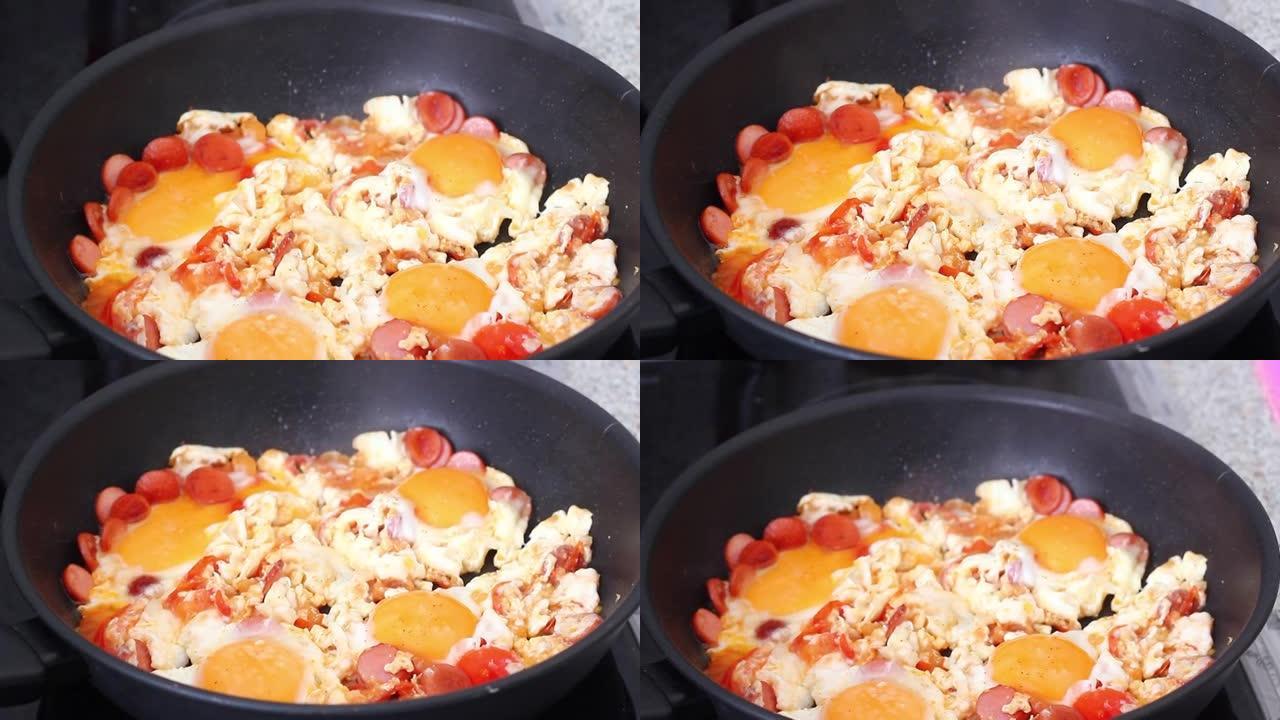 炒鸡蛋与香肠片和切碎的西红柿一起炒早餐