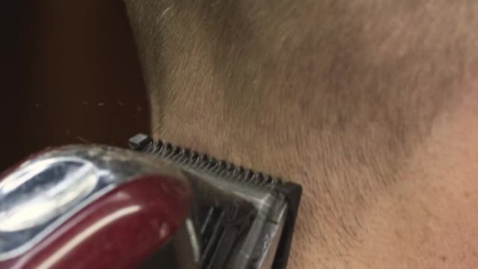 理发师用机器剪头发，梳子给男人做发型。