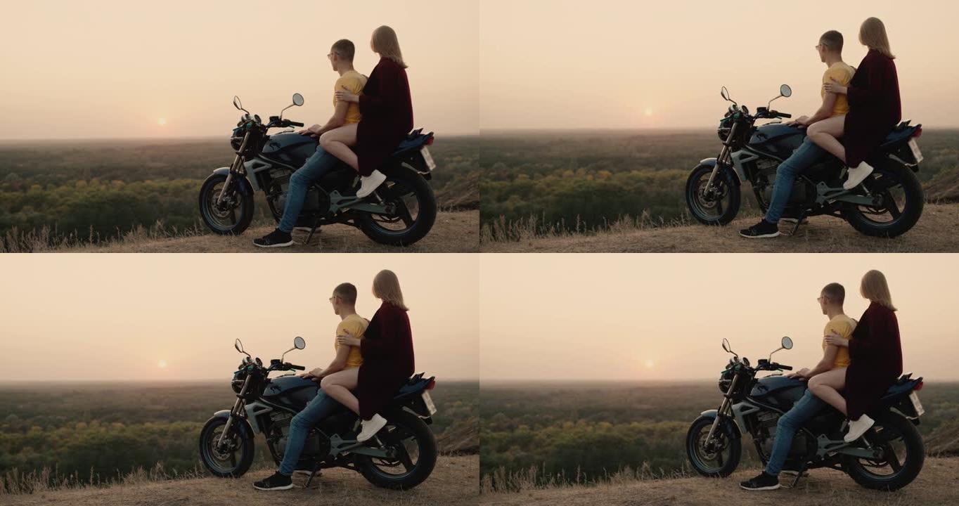 浪漫情侣，坐摩托车欣赏夕阳