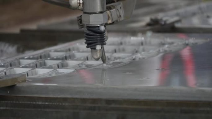 多轴磨料水射流切割机切割铝板。