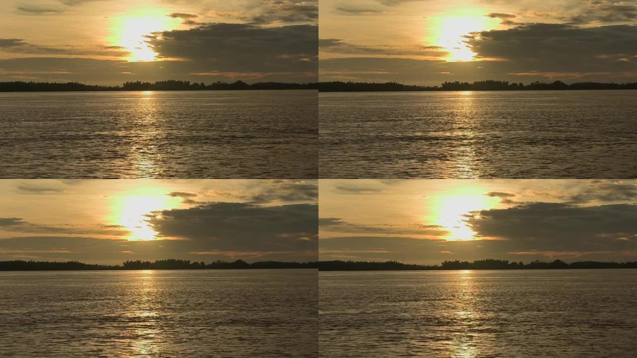 湄公河上空多云的日出