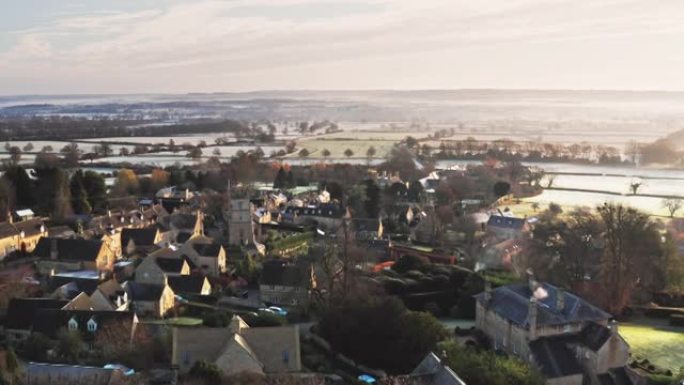 Cotswolds村庄的空中无人机视频，英国乡村田野和风景，以及英国住房市场中的房屋，财产和房地产，