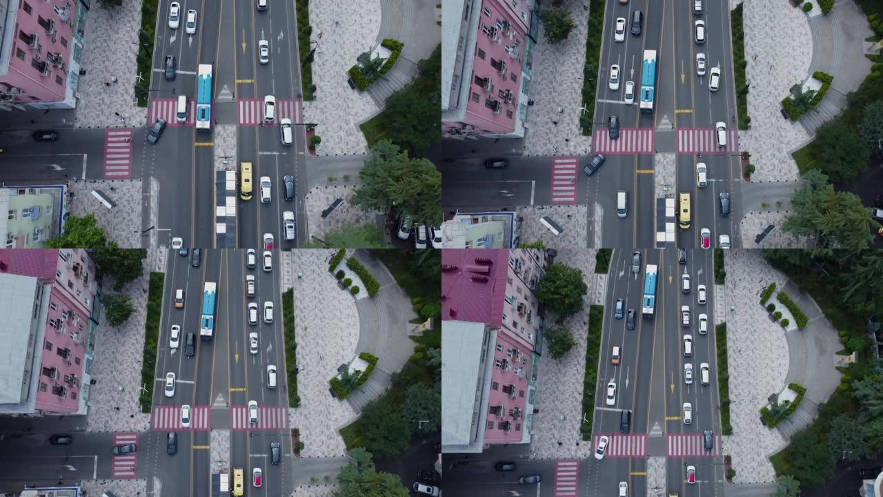 公交车站空中拍摄-城市中的交通