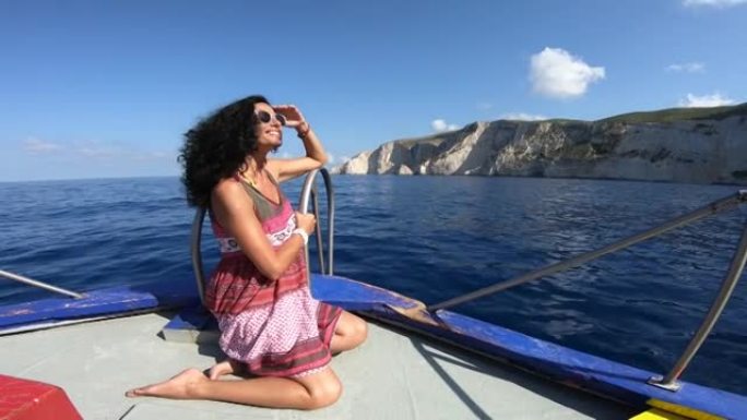 4k视频，女人在希腊扎金索斯的船上享受暑假
