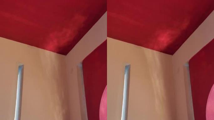 模糊的阴影和米色红色墙角上的水光反射