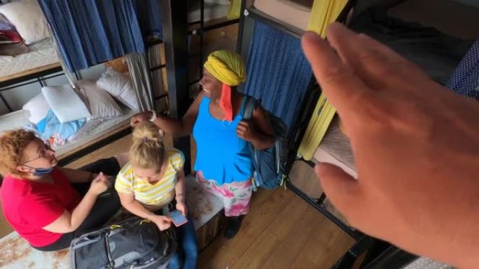 4k视频，非洲裔美国妇女带着旅行袋进入旅馆房间，另外两名多种族妇女站在里面