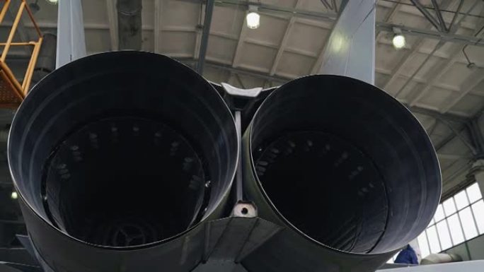 大型双涡轮喷气军用战斗机。运动中拍摄。