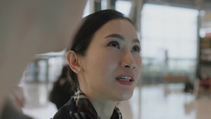 年轻的中国女乘务员向乘客告知飞机到达时间的特写-库存视频