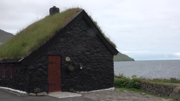 传统斯堪的纳维亚草地屋顶房屋