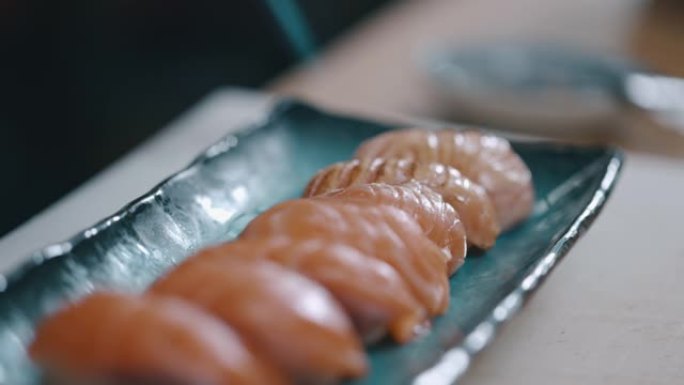 日本厨师制作喷灯Aburi鲑鱼nigiri