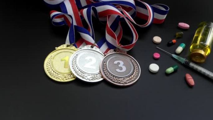 三枚奖牌，注射器，黑色桌子上有液体和药物的瓶子。