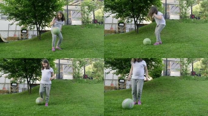 在户外玩白色球的小女孩