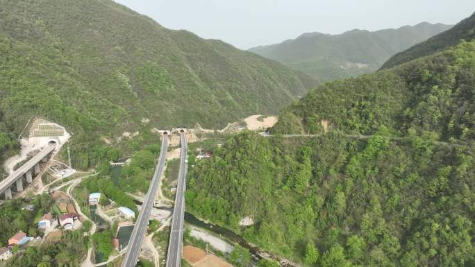 湖北西部大山里面的高铁高速隧道